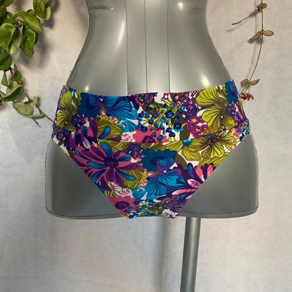 Knotted-Front Swim Crop Top  👙 - Picture 8 of 9